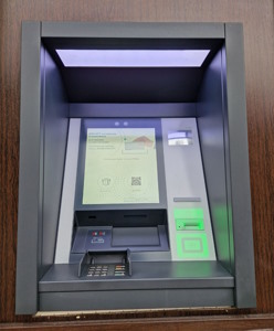 Jeziorzany obraz przedstawia bankomat